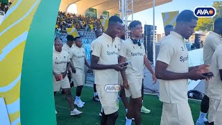 WACHEZAJI WA YANGA WAINGIA UWANJANI KIPEKEE/NYOTA WAPYA HAWA HAPA/DENIS NAKANE NDANI/SURPRISE 