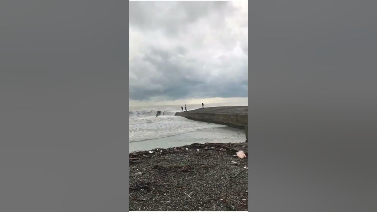 пляж сочи после дождя. сочи дождь набережная. адлер море. дагомыс шторм. сочи лазаревское цунами.