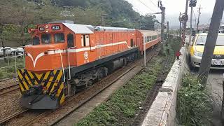 6901次R122單柴電頭+兩節摺疊門舊式莒光車廂+一節莒光色行包專車+兩節全藍行包專車+一節莒光色行包專車+兩節全藍行包專車行包專列,長鳴笛呼嘯而過