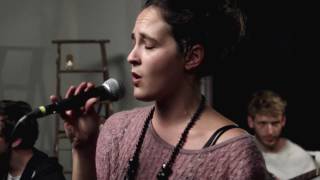 `Between Two Stools´ by Sam&Sara - Green Carpet Sessions