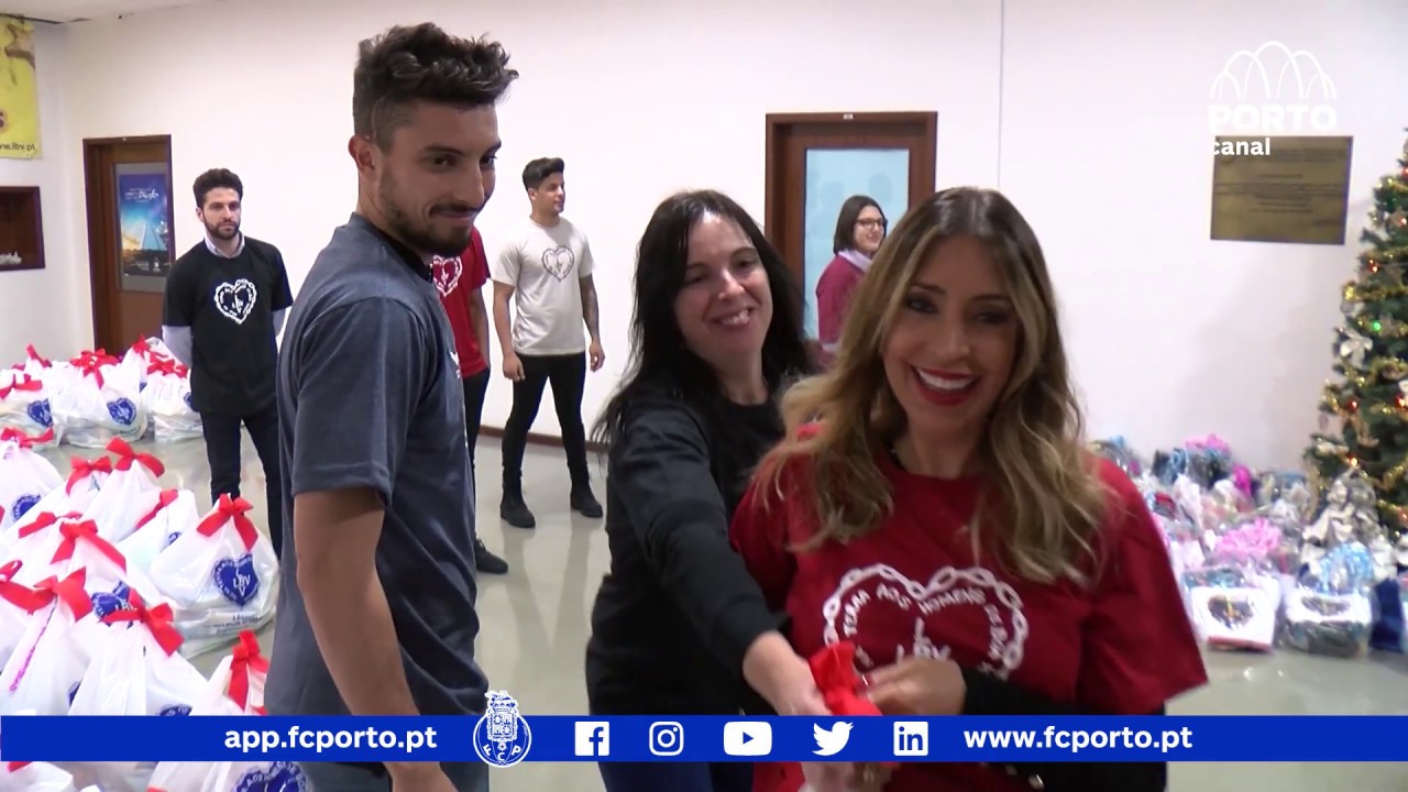 Alex Telles distribuiu cabazes de Natal na Legião da Boa Vontade fc porto transfermarkt