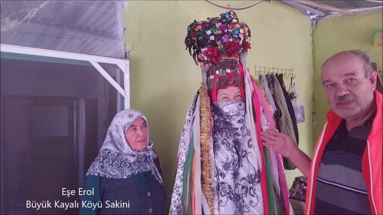 Uşak ve yöresinde kullanılan geleneksel Türk gelinlik örneği.