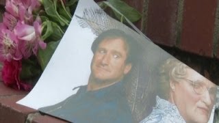 Fans Gather to Remember Robin Williams