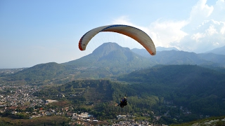 Paralayang di Gunung Banyak dan Omah Kayu - Batu, Indonesia