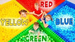 4 warna bola plastik di kolam renang lego