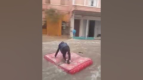 مشاهد مضحكة بسبب الفيضانات اللتي شهدها المغرب