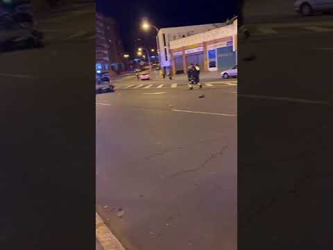 Un motorista herido de gravedad en un accidente con un coche en la capital