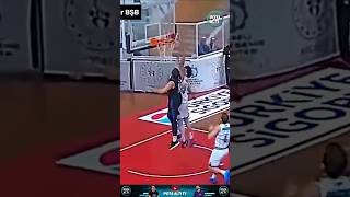 😱TBL&#39;de haftanın en güzel hareketi! POSTER!? #potaaltı #BerkayGenç #balıkesir #basketbol #smaç #dunk