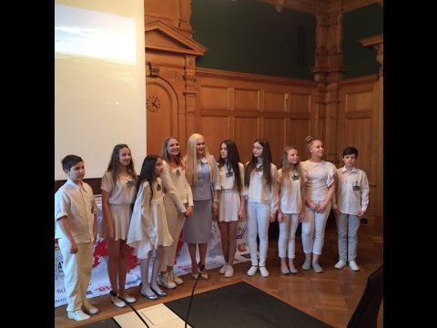 Катерина Бужинська заспівала з дітьми в парламенті Швейцарії гімн Діти за мир у всьому світі