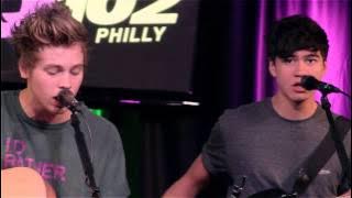 5SOS Performs Acoustic Version Of 'She Looks So Perfect'