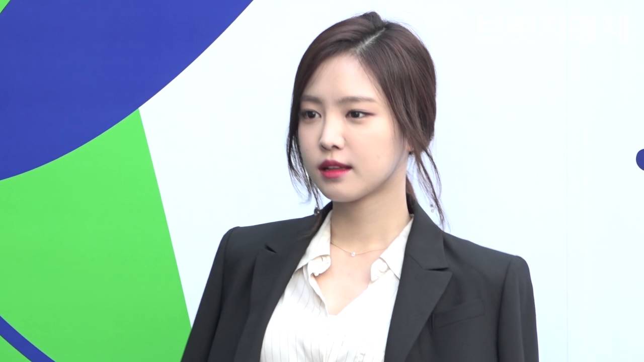 [영상] 에이핑크 손나은(Apink Naeun), '올해는 안 넘어졌어요~' 귀여운 안도의 한숨(서울패션위크)