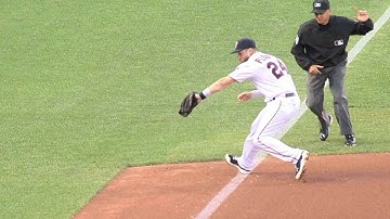 MIL@MIN: Plouffe makes a backhanded stop for the out