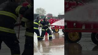 Spegnimento turbina di velivolo incendiata