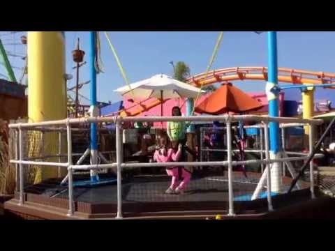 Wideo: Pacific Park na molo w Santa Monica