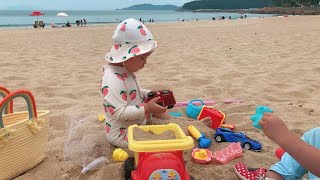 Дети играют на пляже. Сезон на море 🌊 открыт 🧜🏻‍♀️