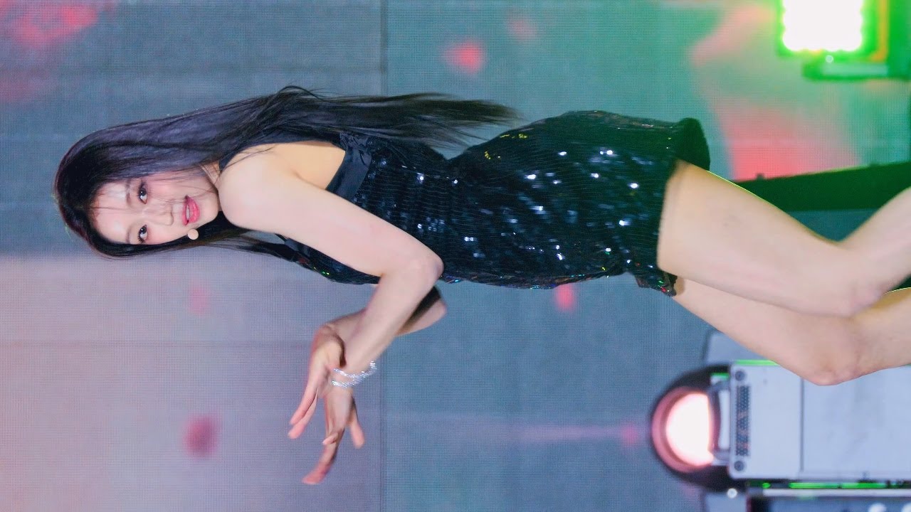 221002 오마이걸 유아 : ' 살짝 설렜어 (NONSTOP) '  세로 직캠 (OHMYGIRL  YooA Fancam) @ 목포 뮤직플레이 by Plumia [4K]