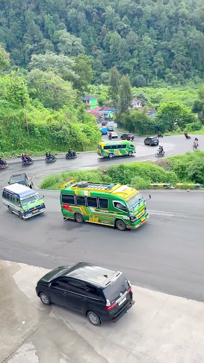 Balap L300 minibus vs bus gunung