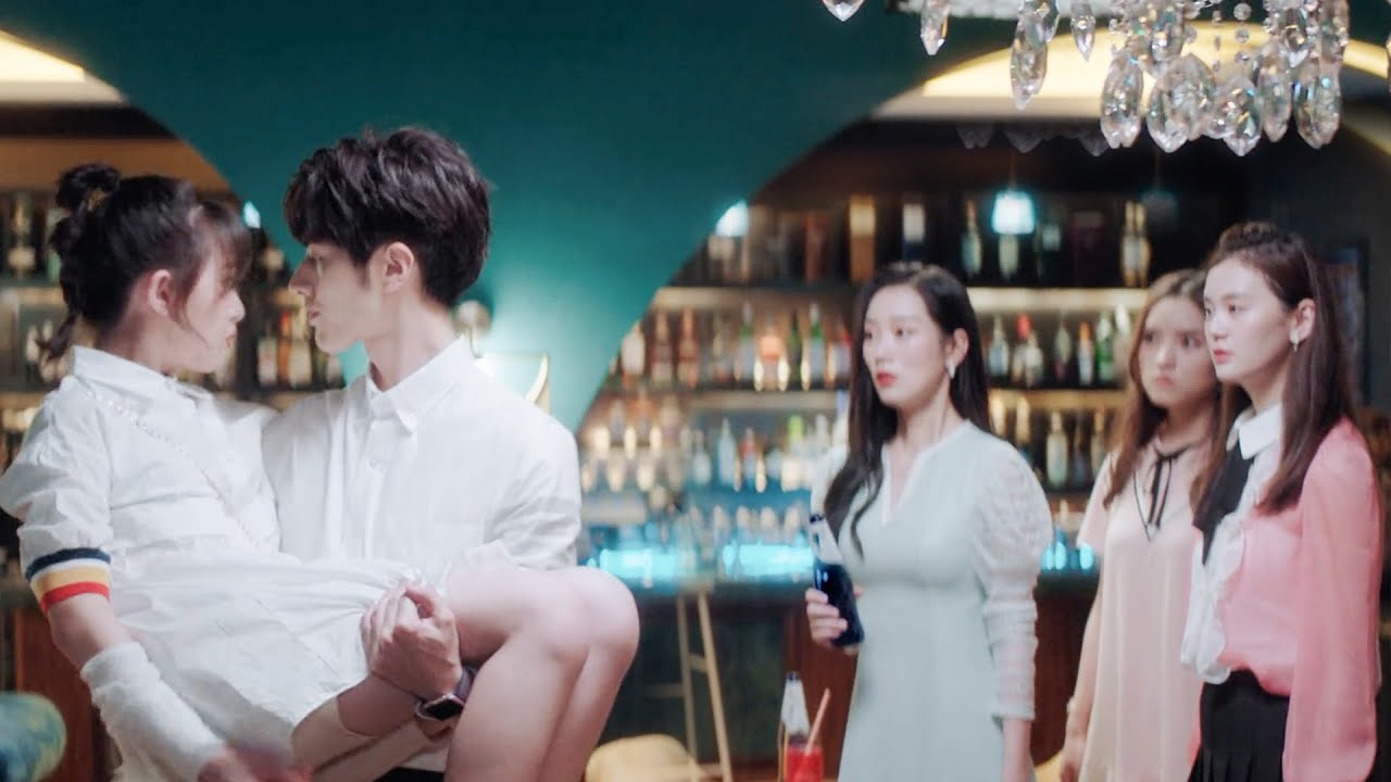 เด็กหญิงที่ถูกรังแกกลายเป็นแฟนซีอีโอ ซีอีโออุ้มเธอออกไป ทุกคนตกใจ