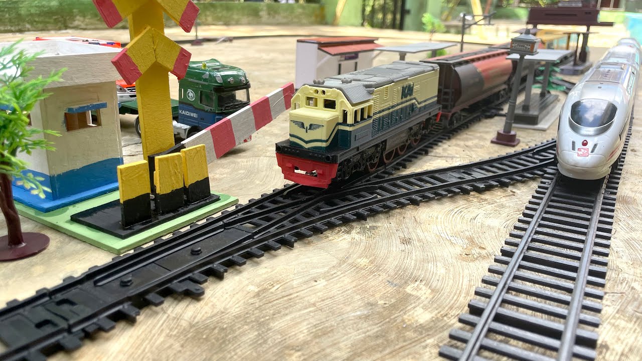 Drama Tabrakan Kereta Api CC201 Vintage,Kereta Cepat Anjlok Menabrak Mobil Kontainer Di Palang Pintu