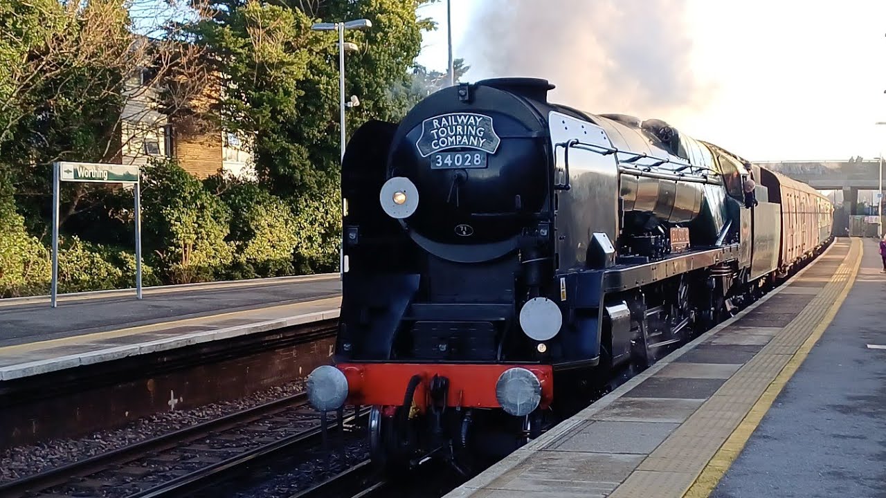 34028 Эддистоун прибывает в Уортинг на рождественском экспрессе «Бат-Бристоль».