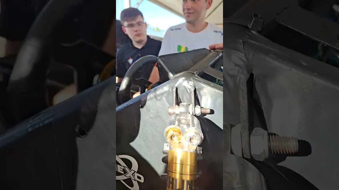 Claude Rouelle comentando sobre carro da Unicamp Eracing no box da competição FSAEB 2025. 