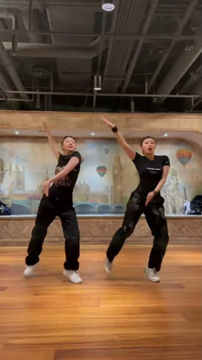 JENNIE 'SOLO' dance break by YG DANCERS