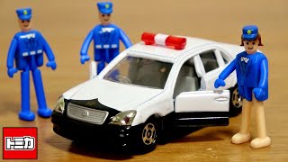 セルシオのパトカー☆その昔の食玩トミカ☆トミカタウン人形セット 警察官フィギュア３体入り 特別過ぎるパトロールカーが素敵ですね☆