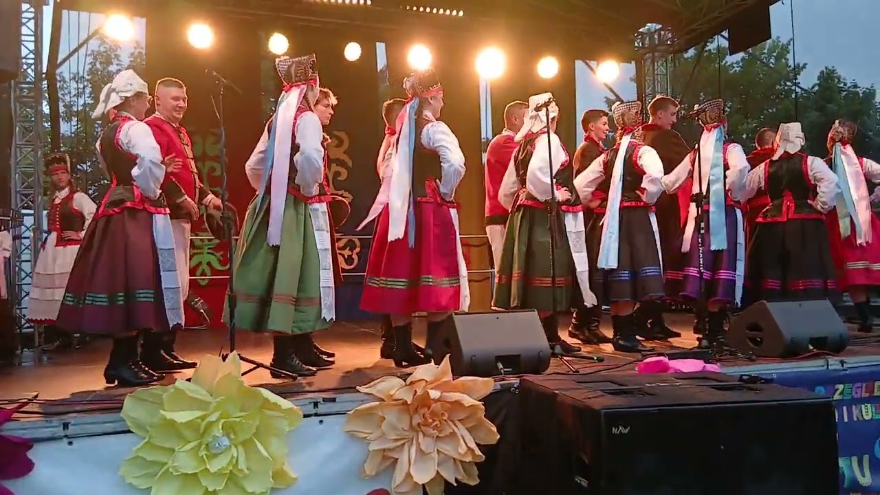 Piękne pożegnanie zespołu marszem ludowym na koniec.