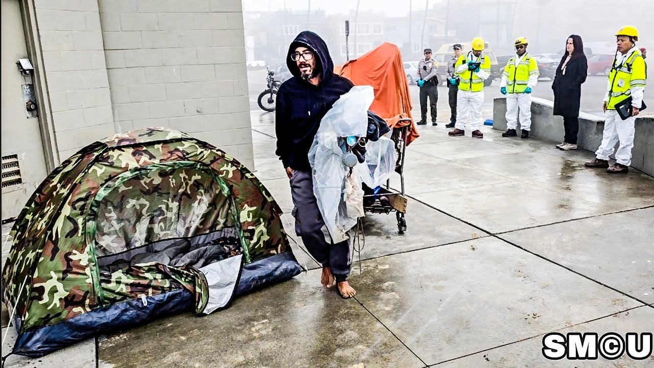 Смотрители парка контролируют еженедельную уборку в кемпингах Венис-Бич