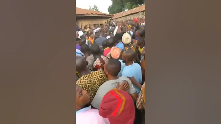 People love Shina Peller,he is very free with them,this was at the recent burial of Aseyin of Isryin