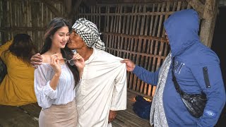KUB MENOLONG CEWE DI GENDAM DAN DITUMPAKI KIYAI ZAINI KUNCEN PUNDEN KERAMAT