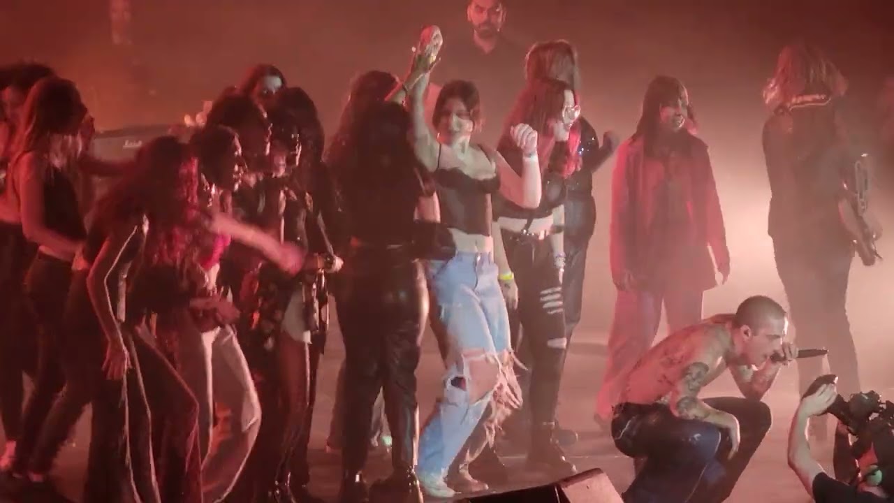 Maneskin in Toronto, Fans Dancing on Stage!