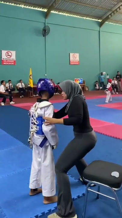 Hijab ketat pelatih taekwondo