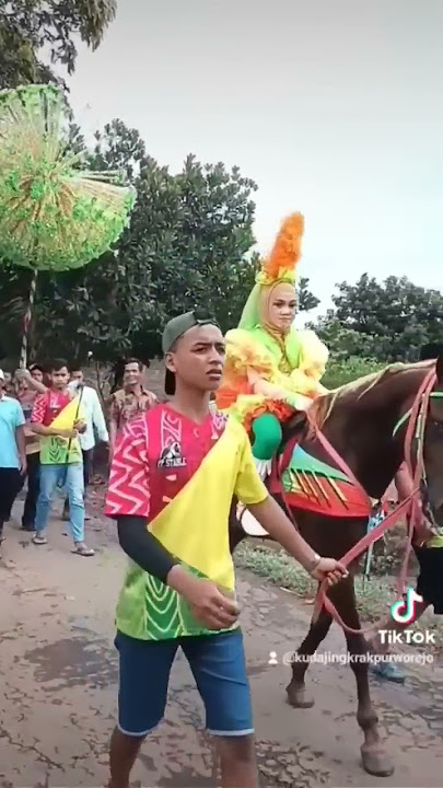 Raut muka bahagia di wajah adik-adik yang melaksanakan arak-arakan Khotmil Quran di Desa Jrakah