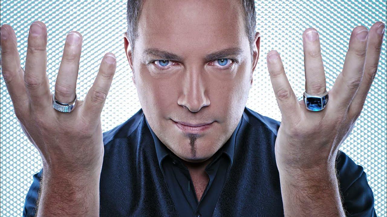 деррен браун шерлок. гипнотизёр с тремя пальцами. человек гипнотизирует. образ гипнотизера. гипноз мужчина.