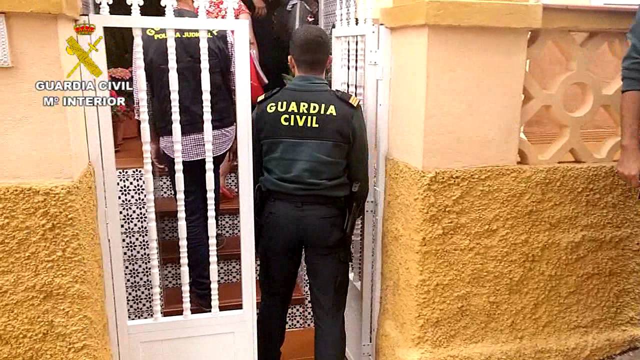 Tres detenidos por varios robos con fuerza en Teror - YouTube