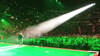 Sech cantando en vivo cuando el DJ pone la música en el choliseo