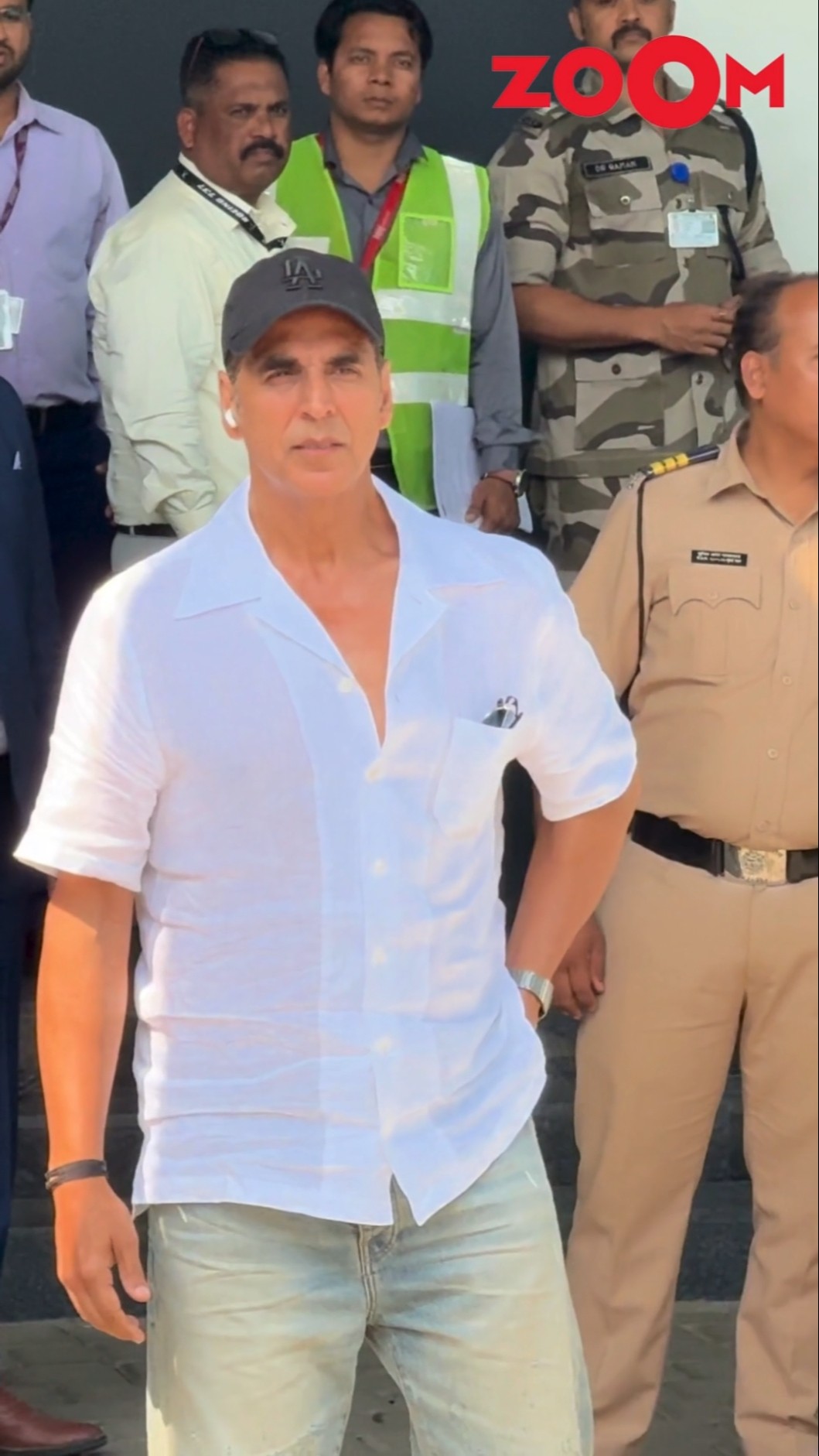 Akshay Kumar SPOTTED at the airport with his sister as he poses for the paps #akshaykumar #shorts