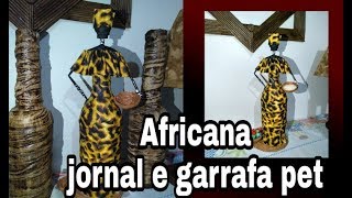 Africana feita de jornal e garrafa pet