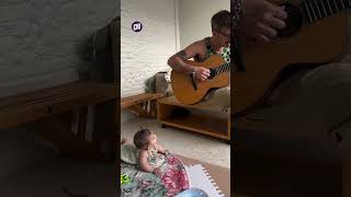 EMMANUEL HORVILLEUR le canta a su hija