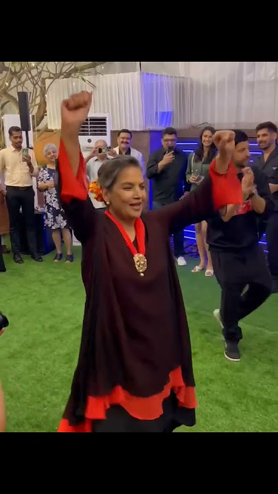 WOW ❣️ #farhanakhtar DANCING with his #mother #shabanaazmi on her 75th Birthday #shorts