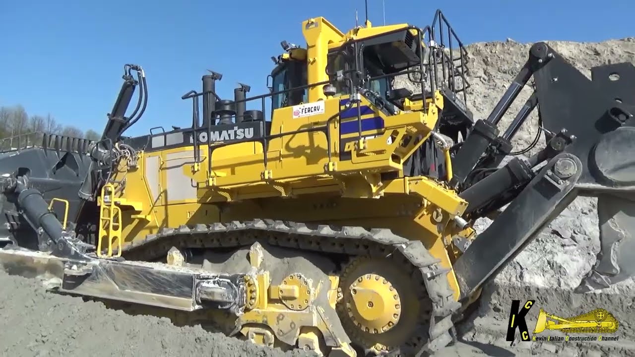 BIG KOMATSU D475 BULLDOZER Ripping Hard Material 