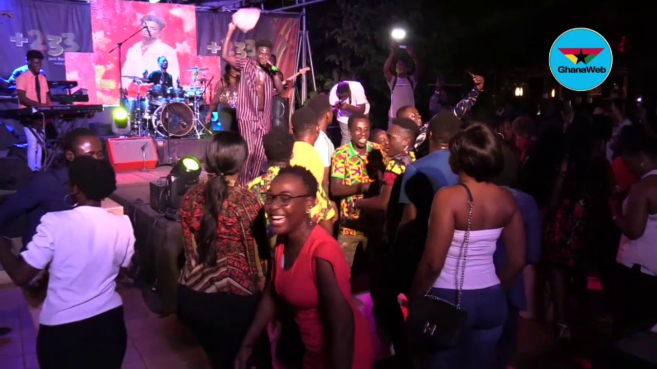 Kuami Eugene performs gospel songs at Lynx Xmas Concert - YouTube
