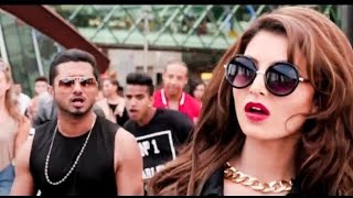 Video voorbeeld van "Love Dose (Full Video) Yo Yo Honey Singh | Urvashi Rautela | Exclusive | Desi Kalakaar"