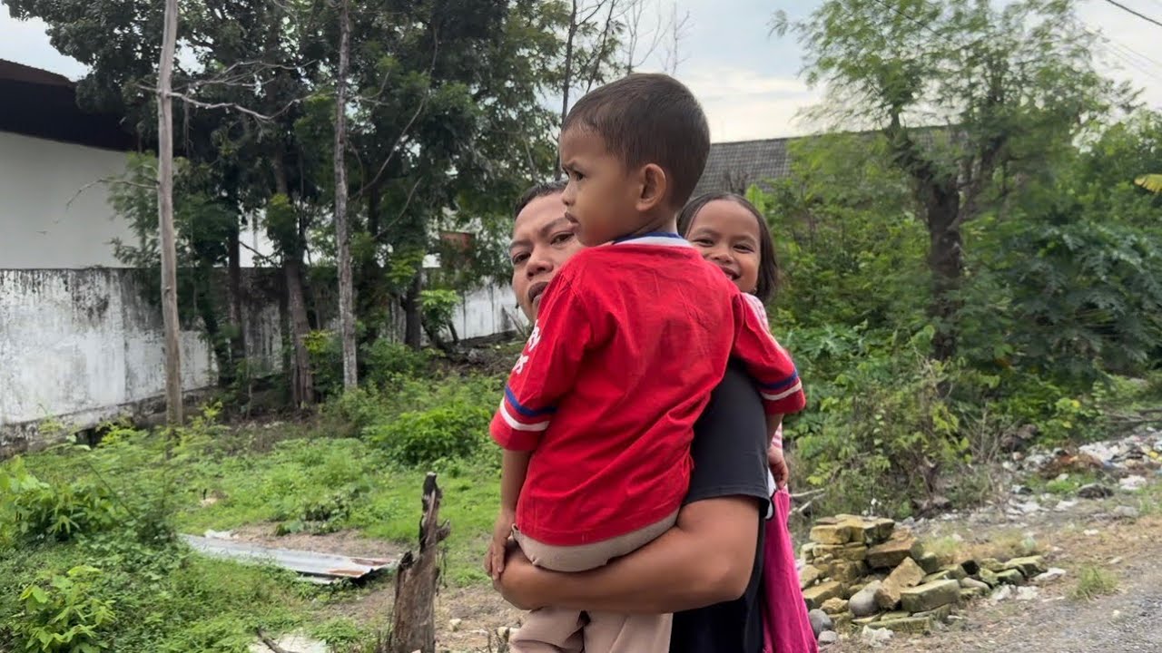 WARGA PEKALONGAN JALAN KAKI SAMBIL GENDONG 2 @NAKNYA.ISTRI KABUR NIKAH LAGI..?NANGI$ MAU USAHA LAGI