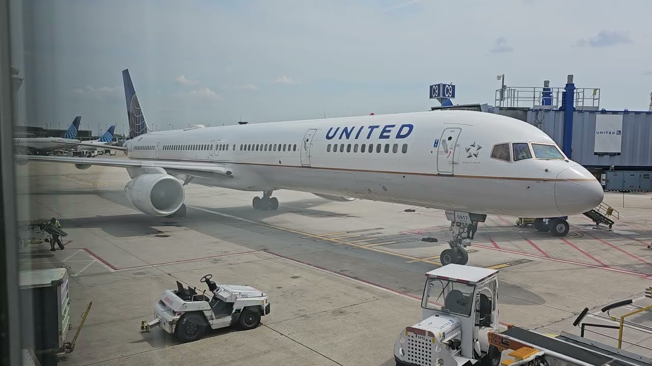 United Airlines Boeing 757-324 (N57857) UA1577 ORD-SFO