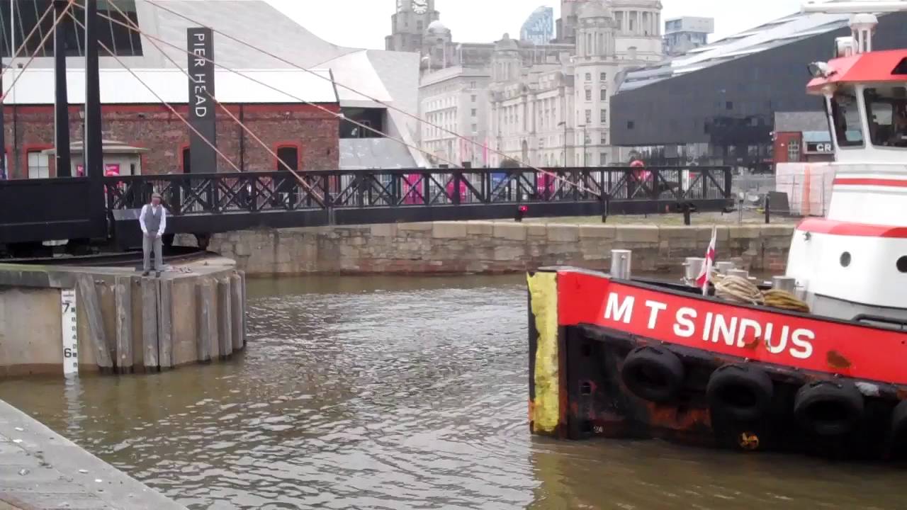 Planet Lightship departing Canning Dock