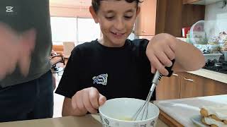 סהר מכין עוגת עקיצת הדבורה