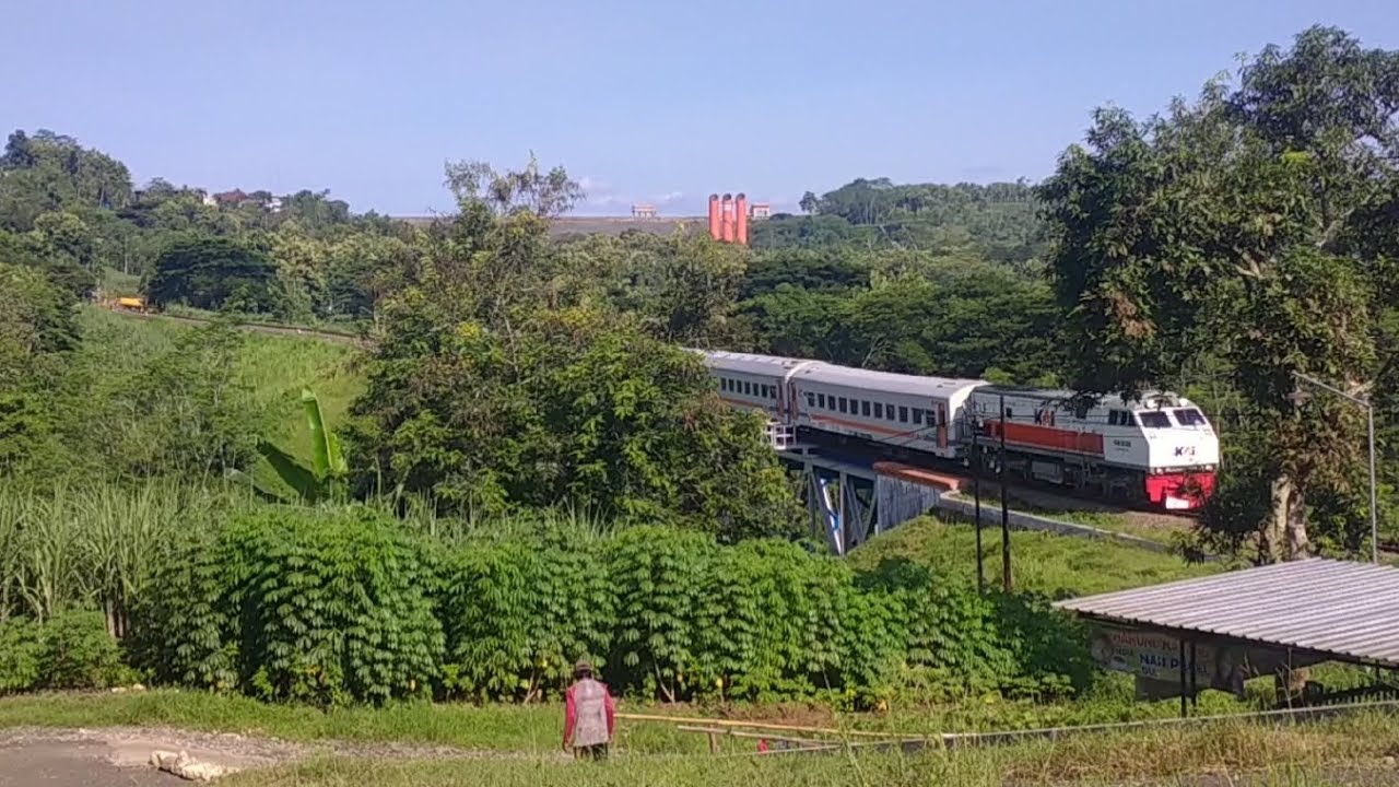 Spotting Kereta Api Di Jembatan Kereta Api Lahor - YouTube