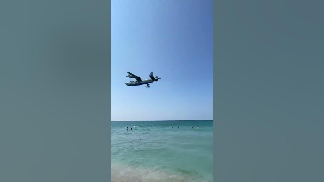 Крыло самолета над пляжем